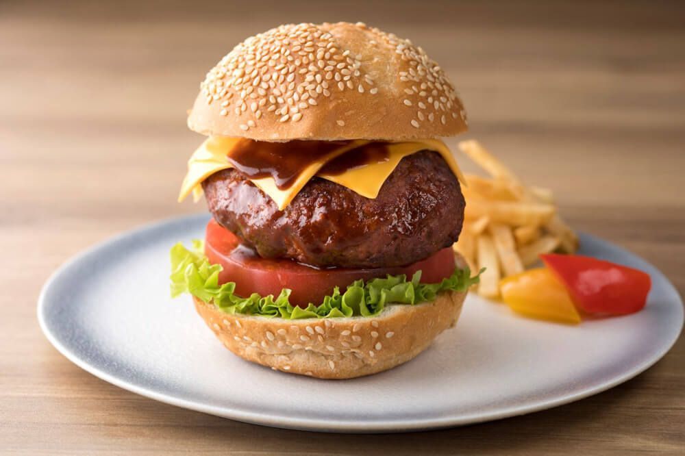 【実食レポ】ミート矢澤のハンバーグを自宅で！”肉汁のナイアガラ”を堪能の画像