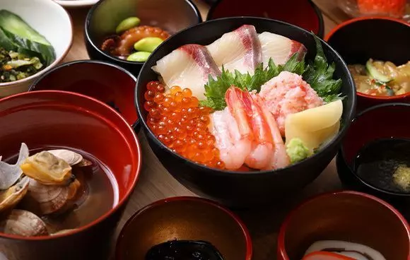 お好み海鮮丼とハントンライスが名物 1枚目