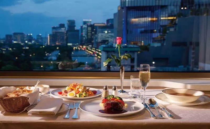 ルームサービスで朝食や夕食が注文できる 2枚目