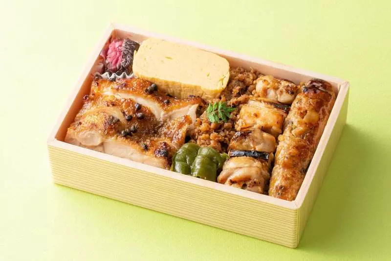 18. 鶏づくし弁当｜タレが絡んだ焼き鳥がおいしい！ 1枚目