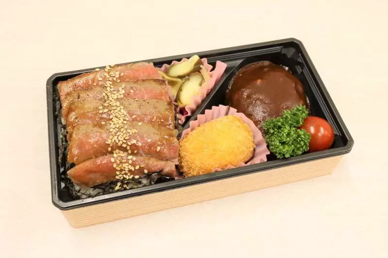 19. 熊本あか牛のステーキとハンブルグステーキ弁当｜つばめグリルのわんぱく駅弁 1枚目