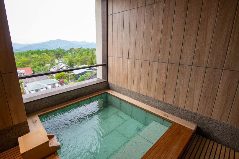草津温泉街を見下ろせる！『ラビスタ草津ヒルズ』最上階の眺望浴場と貸切露天風呂で草津の湯を満喫！の画像