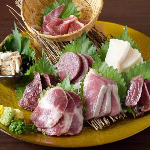 ▼さまざまな調理法で馬肉を堪能できる 1枚目