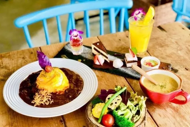 自家製デミグラスソースのオムライスがおすすめ!天空カフェでゆっくり過ごせる 2枚目