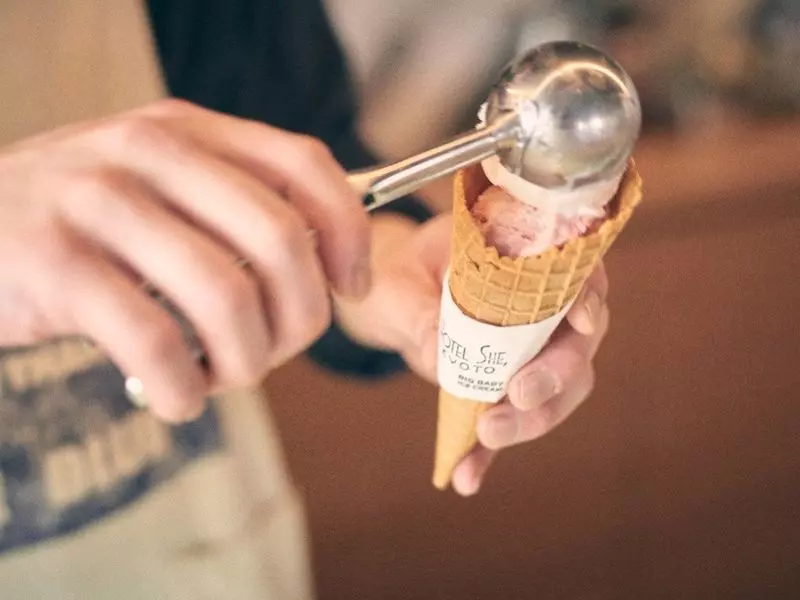 アイスクリームパーラーが併設！おしゃれなカフェはひとり旅にもおすすめ 1枚目