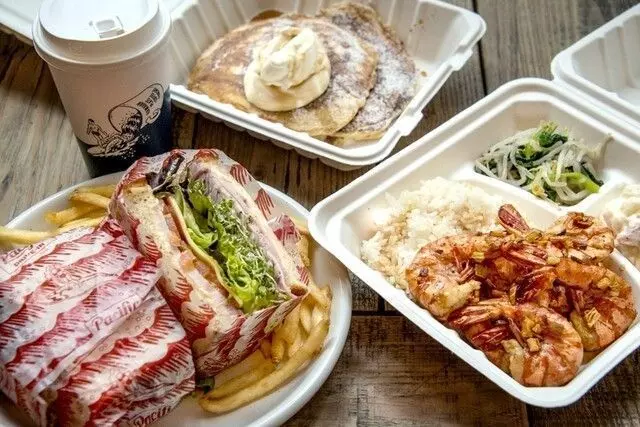 おいしいハワイアン料理をテイクアウトして海辺で楽しもう！ 1枚目