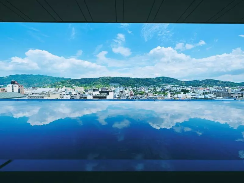 最上階の天空露天風呂で非日常を味わう 1枚目