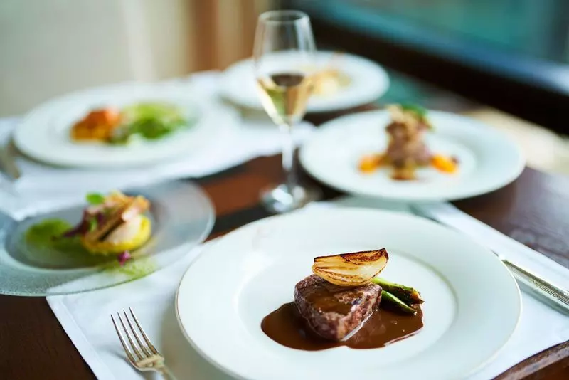 皇居を一望できるスイートルーム！朝食は客室で楽しめる 2枚目