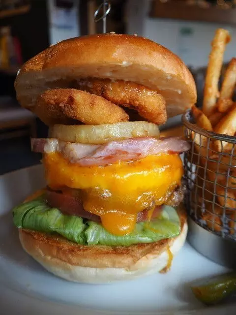 4. 国産牛100%のビーフハンバーガー！北千住でランチにぴったり『BOSSA BURGER』 1枚目