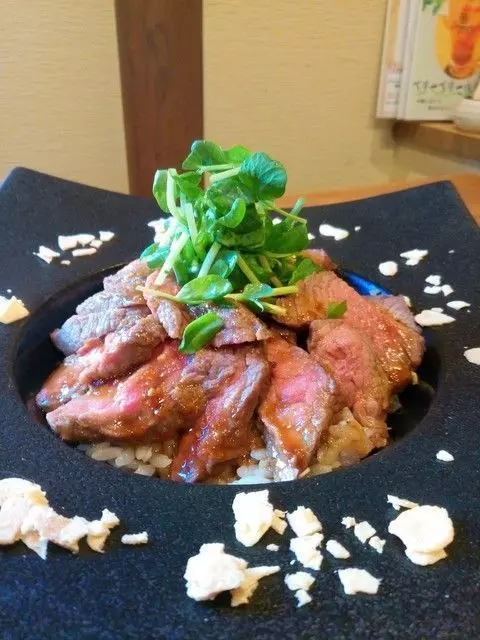 6. 肉好き必見！名物の牛ミスジステーキランチ『肉酒場ビストロ 男前 北千住店』 1枚目