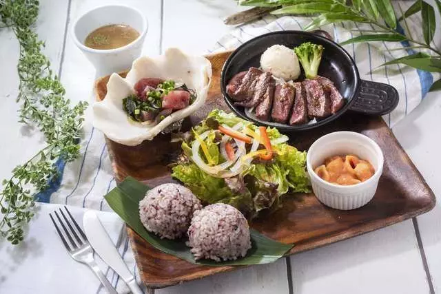 彩り豊かなハワイ料理が楽しめる 1枚目