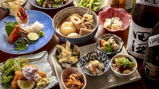 カウンター席でおばんざいと地酒を楽しむご飯やさん 1枚目