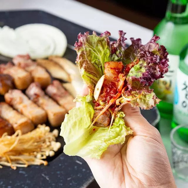 2. 鶴橋で味わう熟成された肉を使ったサムギョプサル「八角板 」 1枚目