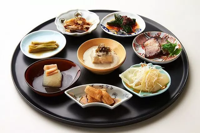 美しく盛り付けられた中華料理をコースメニューで堪能 1枚目