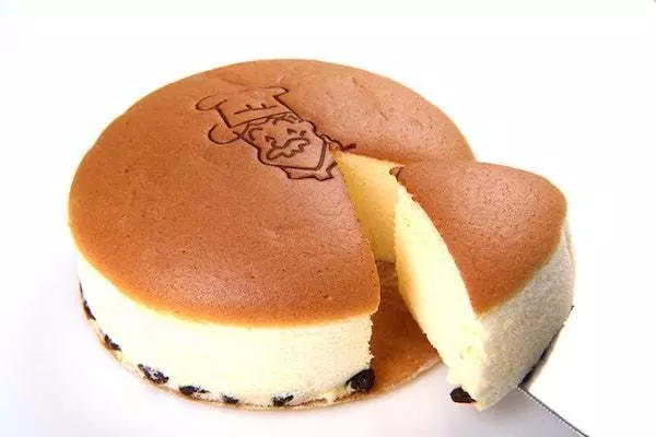 4. 大阪でデート中にスイーツを食べるなら！焼きたてふわふわのチーズケーキ『りくろーおじさんの店なんば本店』 1枚目