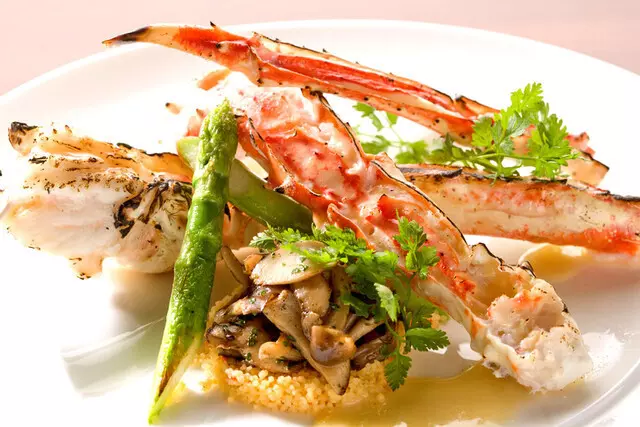 魚介を楽しめる「タラバガニと鮑がメインのディナーコース」9,680円(税込)がおすすめ 1枚目