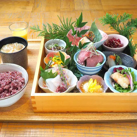 季節の食材が使用されたランチメニューが楽しめる 1枚目