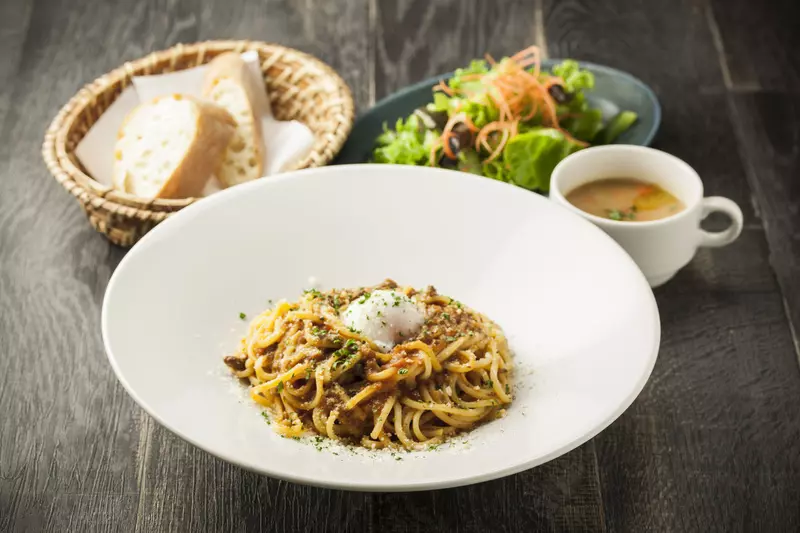 彩り鮮やかなランチを楽しむ! 1枚目