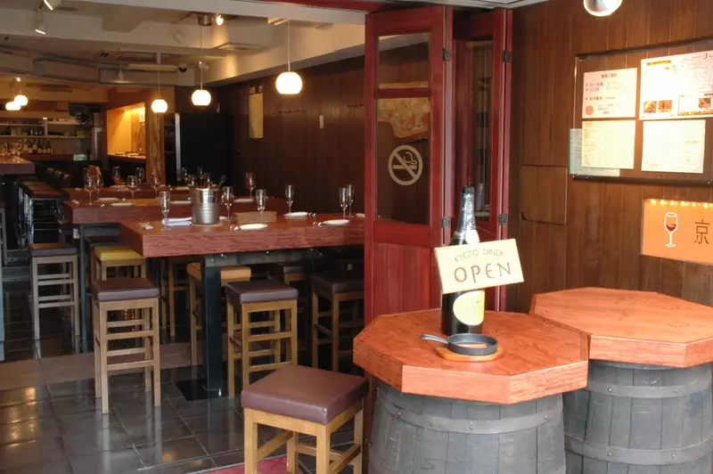 3. 【鳥丸駅】京都ダイナー｜昼から飲める！ワイン約150銘柄をそろえるおしゃれバル 1枚目