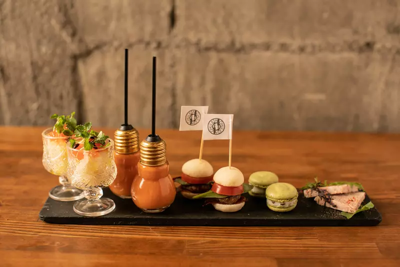 インスタ映えばっちり！いろいろなメニューを少しずつ食べられる「タパス盛り合せ」がおすすめ 1枚目