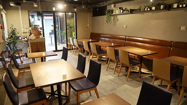 難波のお好み焼き10. 2023年6月オープン！カフェ風店内で百名店の味『AT THE 21 namba』 1枚目