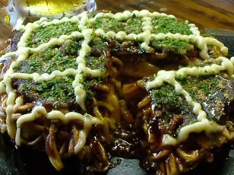 パリふわ！美味しすぎて即完食してしまう「名物モダン焼き」 1枚目