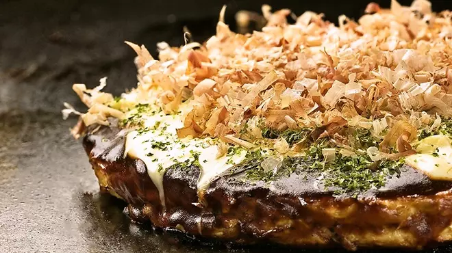 難波のお好み焼き2. "チーズ"が溢れ出るお好み焼きが目玉のお店『ゆかり 千日前店』 2枚目