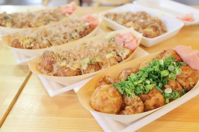 鉄製の鉄板でじっくり焼き上げたたこ焼きを味わえる 1枚目