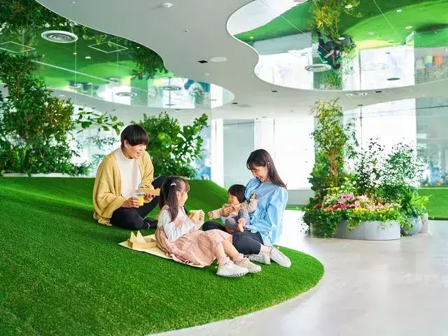 21. 【屋内】サンシャインシティ てんぼうパーク｜芝生のうえに寝転びながら池袋の街並みを眺望 1枚目