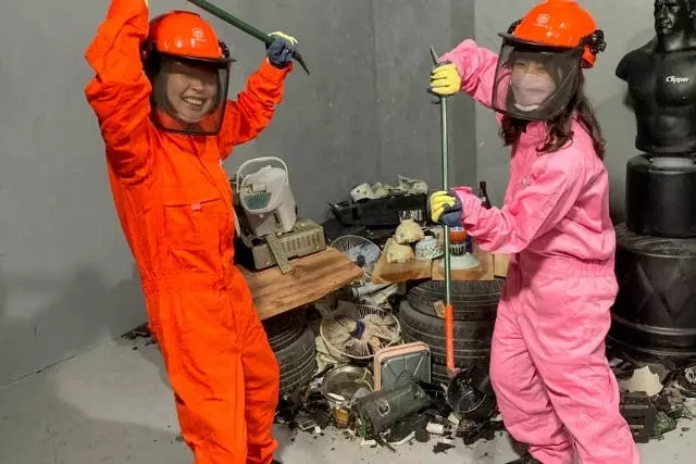 8. ストレス発散にぴったり!新宿で物壊しが体験できる観光スポット『REEAST ROOM 西新宿店』 1枚目