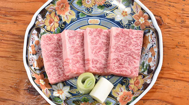 4. 焼肉 次郎 京橋本店|近江牛ホルモン1頭買いの焼肉食べ放題を堪能! 1枚目