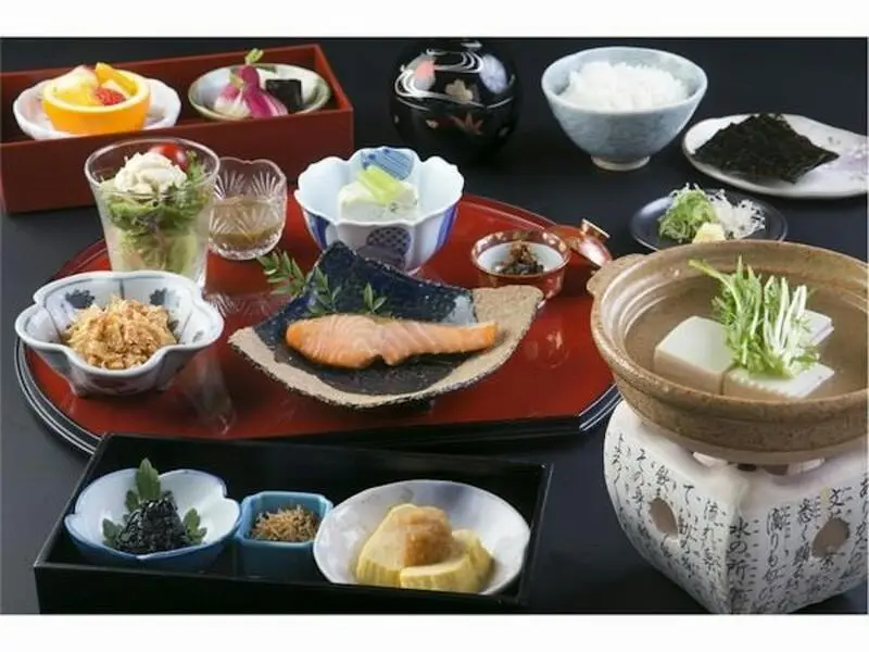 ゆったり客室で朝食が食べられる！ 1枚目