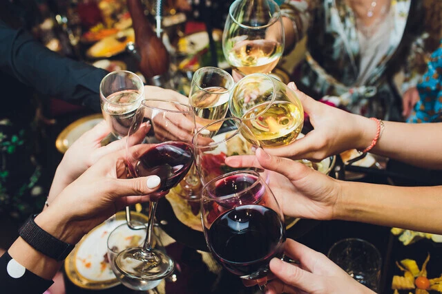 飲み放題付きの食べ放題コースでがっつり昼飲みを楽しめる 2枚目