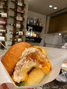 サロン ブッチャーアンドワイン（SALON BUTCHER & WINE）
