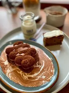 カフェ ザ サン リブズ ヒア（cafe The SUN LIVES HERE）