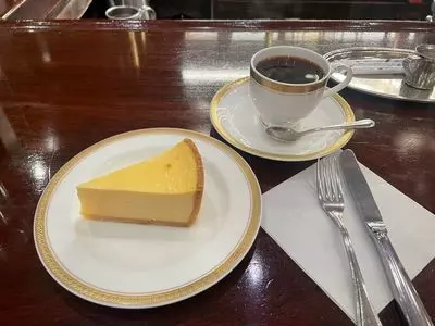 トリコロール 本店