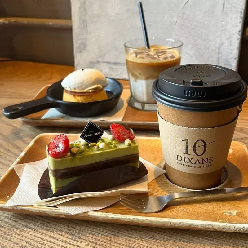 季節のケーキとともにコーヒーを味わう 1枚目