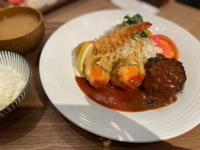 洋食とカフェとバール ハンバール