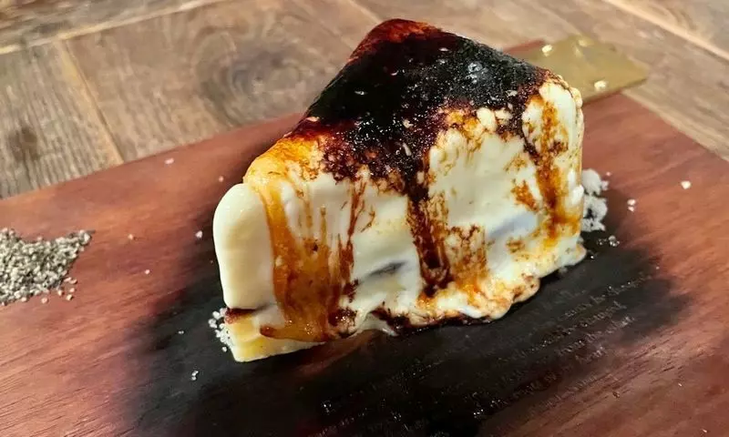 バーナーで炙ったとろけるチーズケーキが人気 1枚目