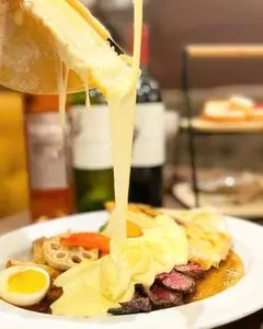 チーズと生はちみつ BeNe 梅田NU茶屋町（チーズと生はちみつベーネ）