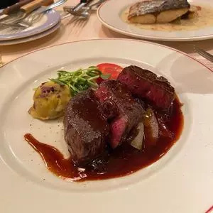パリのワイン食堂