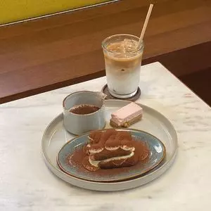 カフェ ザ サン リブズ ヒア（cafe The SUN LIVES HERE）