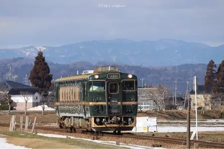 ベル・モンターニュ・エ・メール（城端線・氷見線観光列車「べるもんた」）