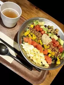 ディーアイワイ サラダ & デリカテッセン（D.I.Y. SALAD & DELICATESSEN）
