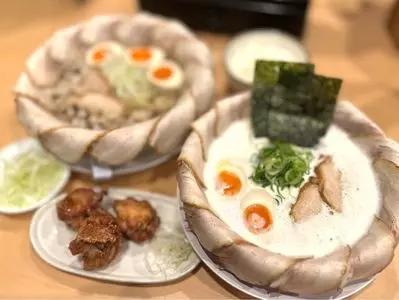 泡系しおとんこつラーメン べらしお 総本店