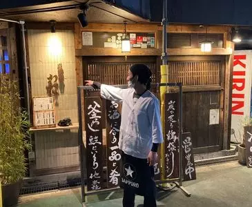 炭火を囲む わだ