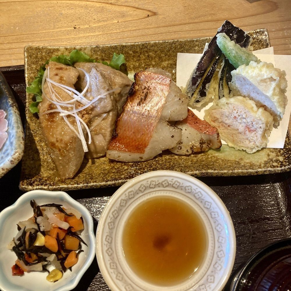 ロッシフミさんが投稿した勝浦港 市場食堂 勝喰（カツウラコウ イチバショクドウ カックラウ）に関する口コミの画像