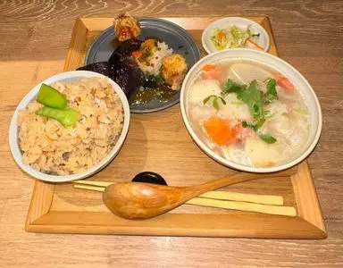 ごはんすすむ 横浜ポルタ店