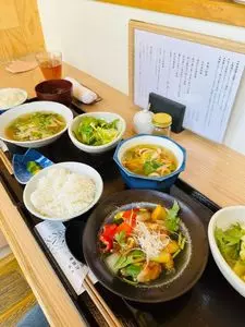 出汁と小鉢の和食 なのに