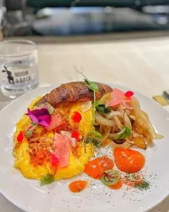 MOON & BACK Ramen Bar & Branch Cafe（ムーンアンドバック）